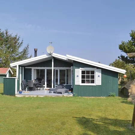 Дом отдыха Three-bedroom In Hvide Sande